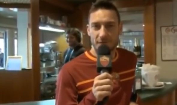 VIDEO. Francesco Totti e gli auguri in francese all’allenatore Garcia