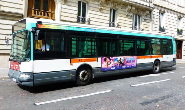 Visitare Parigi con un bus di linea: 4 ottimi percorsi turistici veramente low-cost