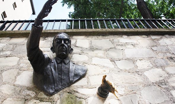 Le Passe-Muraille, la statua di un uomo che attraversa un muro a Parigi