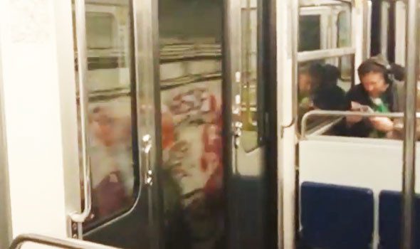 VIDEO. Una metro di Parigi circola con le porte aperte