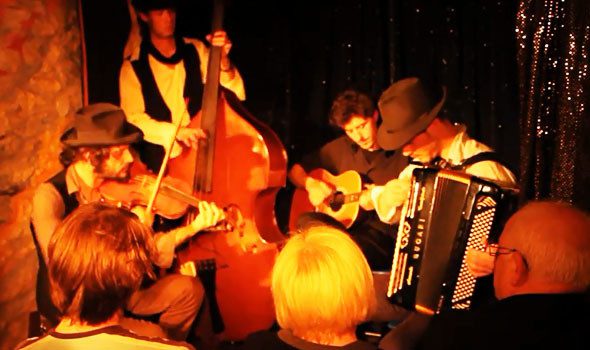 Au Petit Théâtre du Bonheur, il “Piccolo Teatro della Felicità” di Parigi