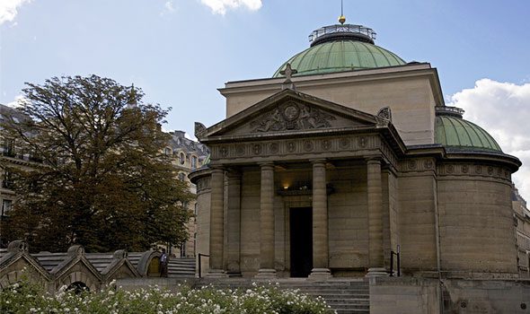 La Cappella Espiatoria di Parigi, costruita in memoria di Luigi XVI e di Maria Antonietta
