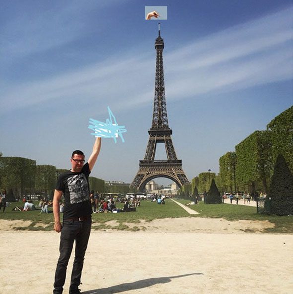 La foto di un turista davanti alla Torre Eiffel diventata virale