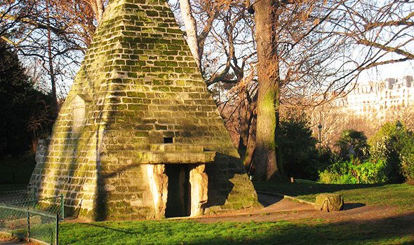 La misteriosa Piramide del Parco Monceau a Parigi