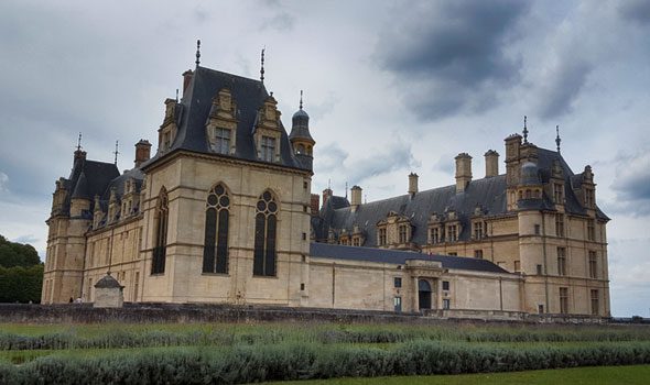 Il Castello di Écouen: un viaggio nel Rinascimento tra eleganza e natura