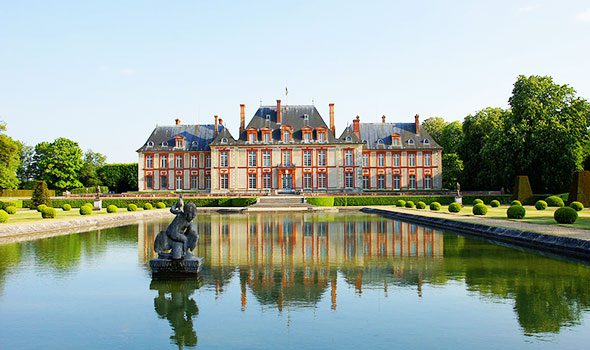 Il Castello di Breteuil: un viaggio tra giardini romantici e curiose statue di cera