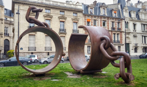 La Piazza dei Dumas e le catene spezzate di Parigi