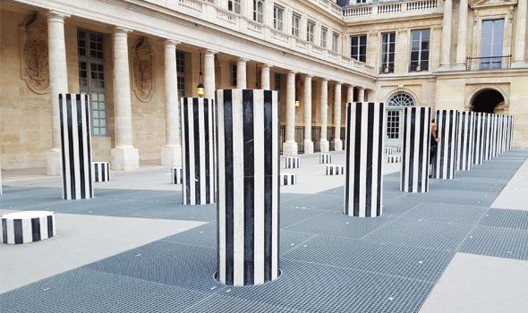 “Les Deux Plateaux” (o colonne di Buren) del Palais Royal di Parigi