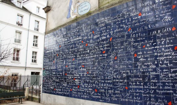 Il muro del “Ti amo” a Parigi: un’opera simbolo di romanticismo e impatto sociale