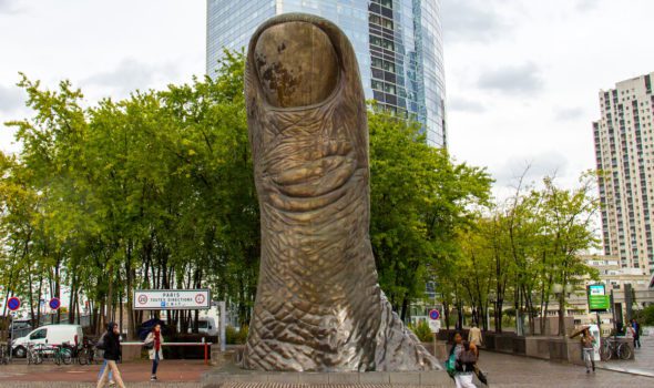 Il Pollice di César a Parigi, una curiosa scultura nel cuore de La Défense