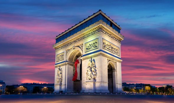 L’Arco di Trionfo, il monumento che domina gli Champs-Elysées a Parigi