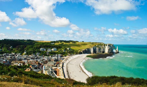 Étretat: un villaggio unico tra falesie, fiori e tesori da scoprire