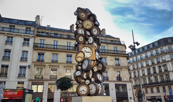“L’Heure de tous”, l’originale scultura di orologi davanti la gare Saint-Lazare di Parigi