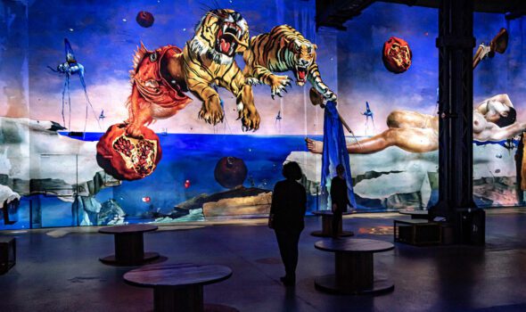 “Dalí, l’énigme sans fin”: la mostra all’Atelier des Lumières di Parigi