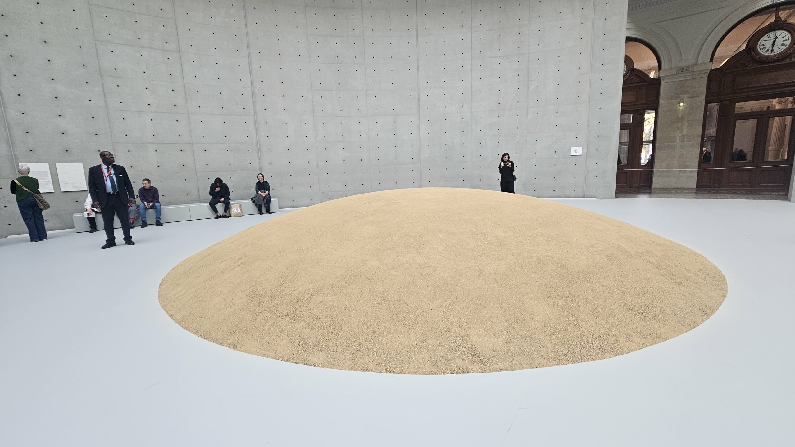 “Minimal” in mostra a Parigi nel 2025-2026: quando l’arte sceglie l’essenziale