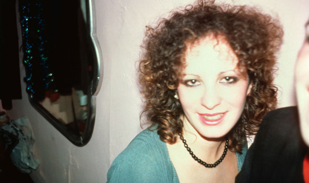 Nan Goldin a Parigi nel 2026: cinquant'anni di vita e scatti in mostra al Grand Palais