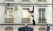 Leandro Erlich: a Parigi l'originale mostra tra barche che galleggiano nell'aria e palazzi da scalare