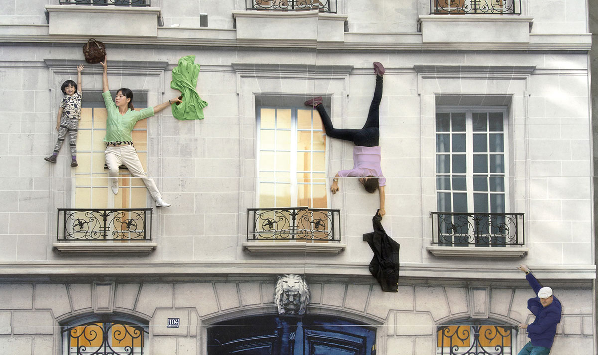 Leandro Erlich: a Parigi l'originale mostra tra barche che galleggiano nell'aria e palazzi da scalare
